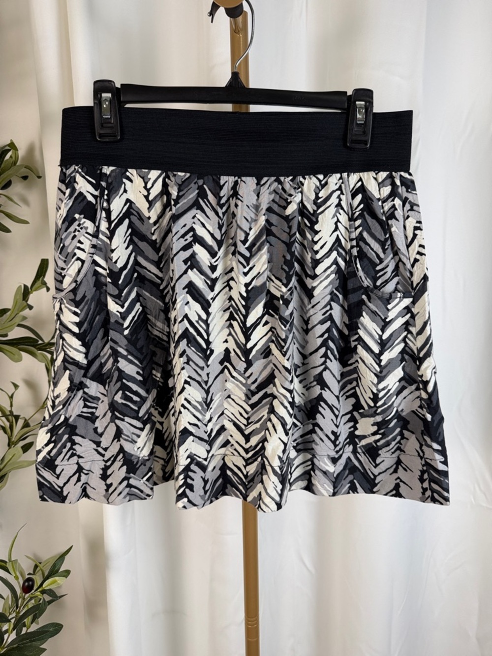Apt. 9 Patterned Flowy Mini Skirt Comfort Stretchy Waist Sz M (B6)